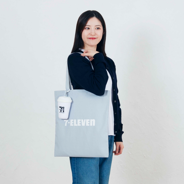 「セブン‐イレブン」人気商品をグッズ化した「Happyくじ」が3月13日発売！巨大なからあげ棒ぬいぐるみや、“金”シリーズのブランケットなどユニーク