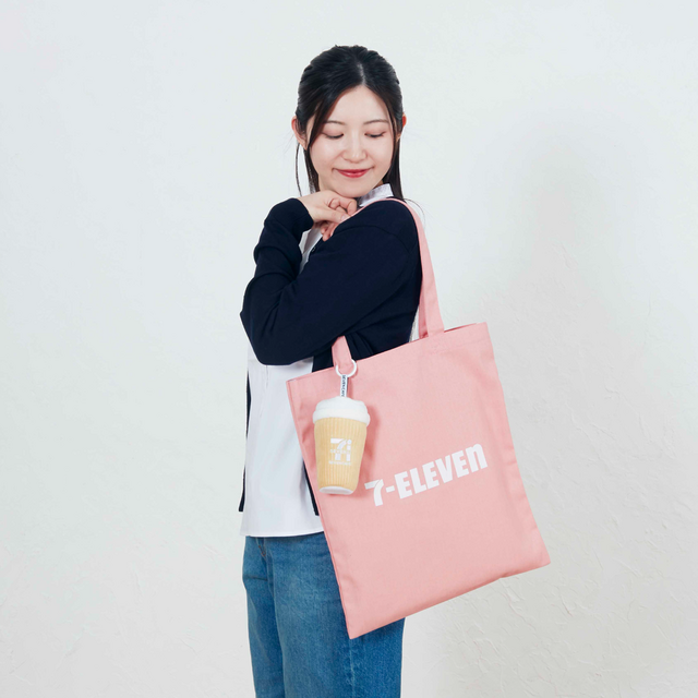 「セブン‐イレブン」人気商品をグッズ化した「Happyくじ」が3月13日発売！巨大なからあげ棒ぬいぐるみや、“金”シリーズのブランケットなどユニーク