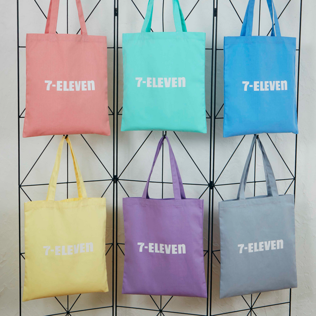 「セブン‐イレブン」人気商品をグッズ化した「Happyくじ」が3月13日発売！巨大なからあげ棒ぬいぐるみや、“金”シリーズのブランケットなどユニーク