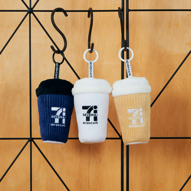 「セブン‐イレブン」人気商品をグッズ化した「Happyくじ」が3月13日発売！巨大なからあげ棒ぬいぐるみや、“金”シリーズのブランケットなどユニーク