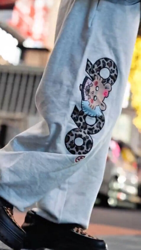 ちいかわたち4人が“小麦ギャル”に変身！制服姿やあごピースなど、平成っぽさ溢れる「9090コラボアイテム」が3月13日より受注販売