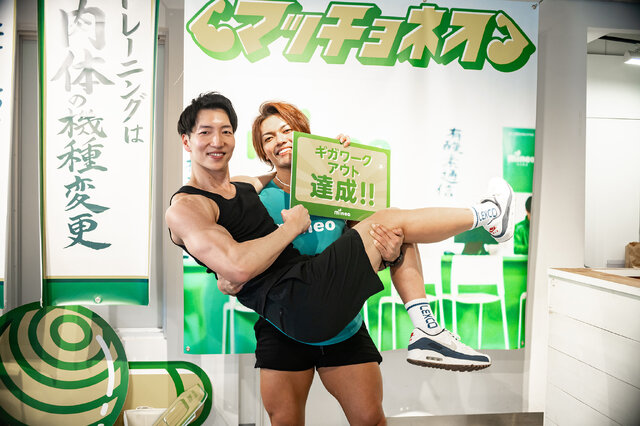 「AKIHITO」さん（X：@AkihitoAll）を抱き上げる「TASK」さん（X：@TASK0830）