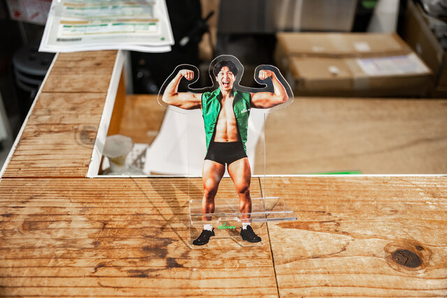 スマホがマッチョになるスマホスタンド