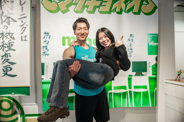 女性を抱き上げる「AKIHITO」さん（X：@AkihitoAll）