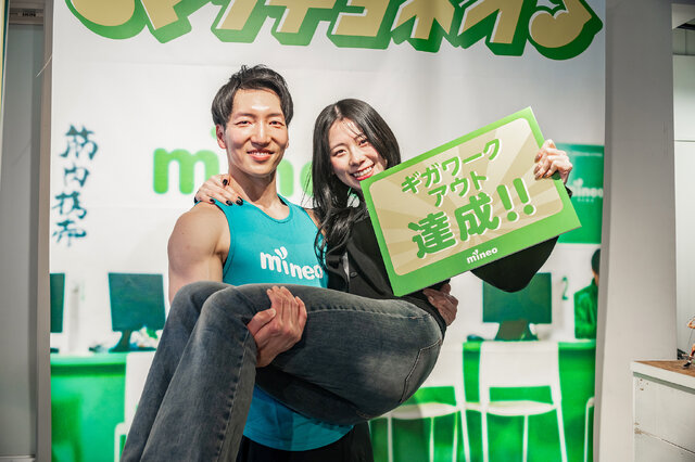 女性を抱き上げる「AKIHITO」さん（X：@AkihitoAll）