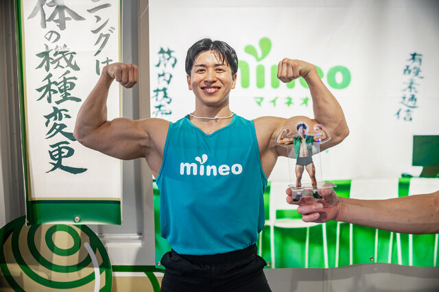 「原田 祐光」さん（X：@harada_yukou）と本人のアクリルスタンド