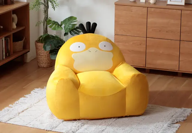 『ポケモン』のコダックが、もっちもちのソファになった！ 包み込まれるような座り心地に癒される
