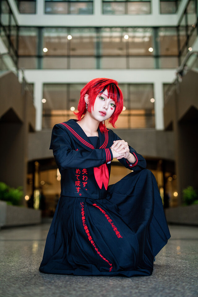 同イベントマスコットキャラ「愛ちゃん」のコスプレをするステージMC