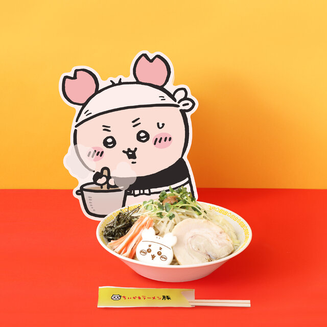 「ちいかわラーメン 豚」新メニューは“油そば”！全国5店舗で期間限定提供ー古本屋デザインのノベルティ、実際に使用される皿も販売