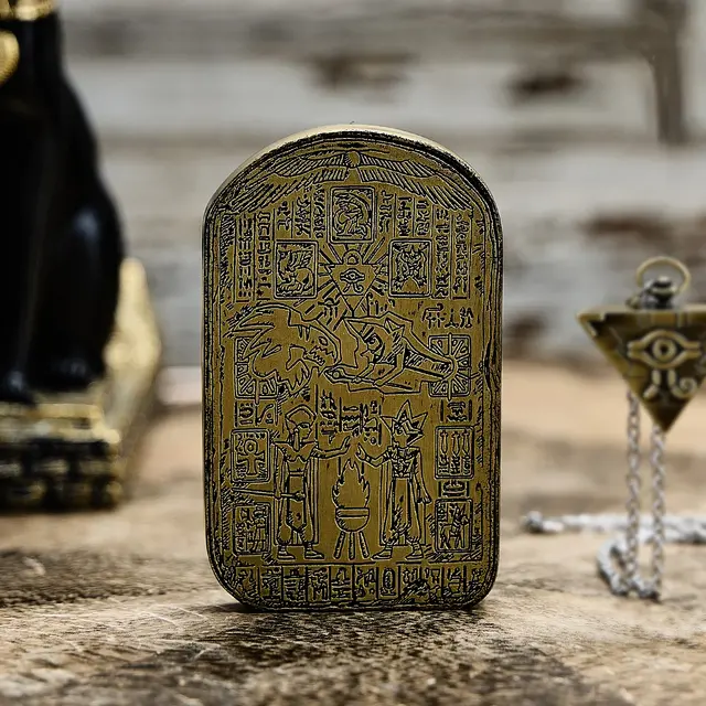 「遊戯王」新作コラボアイテムのこだわりが凄い！「千年パズル」懐中時計はじめ、遊戯と海馬の象徴的な要素を盛り込んだブーツなど全5商品