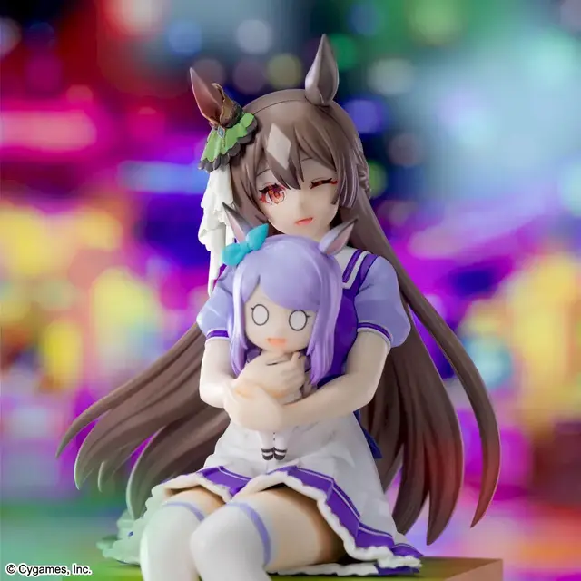 『ウマ娘』トレセン学園制服の「サトノダイヤモンド」がおすわり姿で立体化！ウインクがキュート、抱えているぬいぐるみにも注目