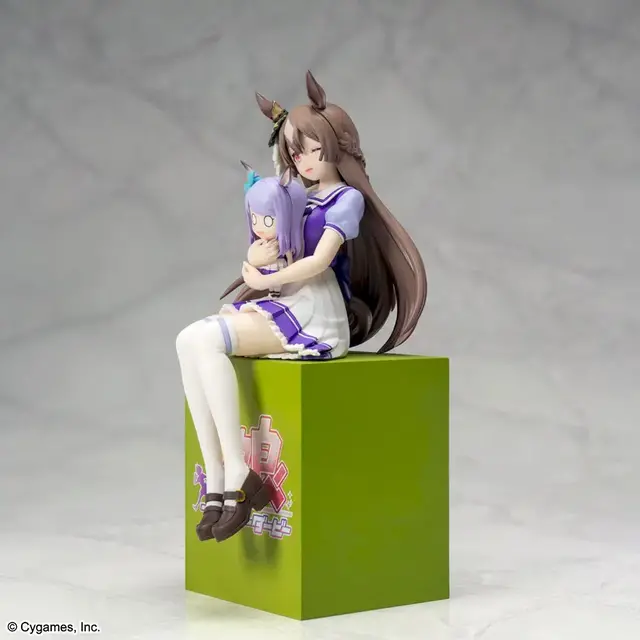 『ウマ娘』トレセン学園制服の「サトノダイヤモンド」がおすわり姿で立体化！ウインクがキュート、抱えているぬいぐるみにも注目