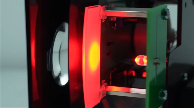 『マイクラ』は最古のテレビでもプレイ可能！？アイテムアイコンも見えない解像度でエンドラ討伐を達成する海外Youtuber