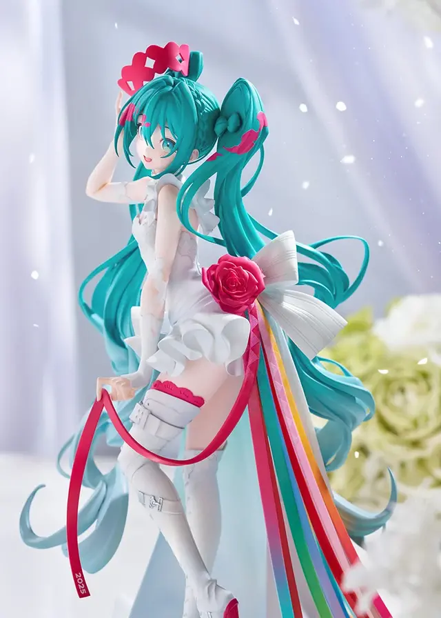 「レーシングミク」誕生15周年記念！望月けい氏デザインによる、鮮やかリボンと純白のドレスに身を包む特別な姿が立体化