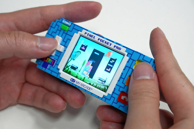 『パックマン』『テトリス』などの名作がポケットサイズに! 見た目も可愛い「ピクセルポケットプロ」はアーケード気分を手軽に味わえる【実機レビュー】