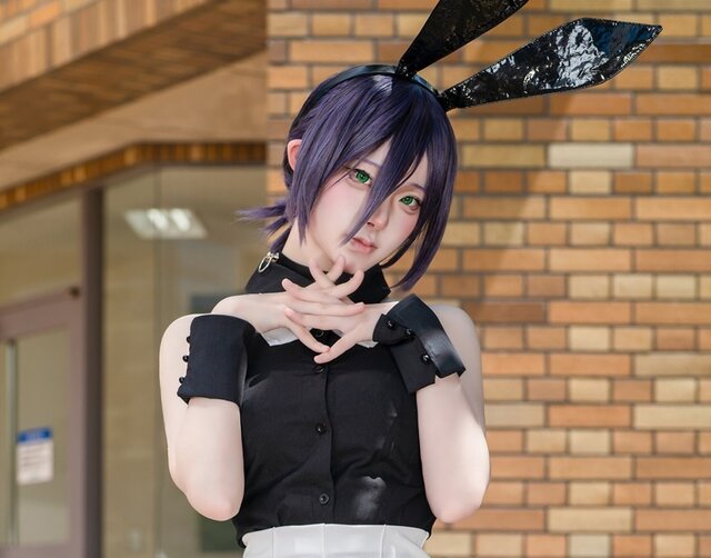 【コスプレ】儚げな視線の奥に潜む危険なバニーガールの魅力!「チェンソーマン」レゼが魅せる妖艶な網タイツ姿にドキッ【写真10枚】