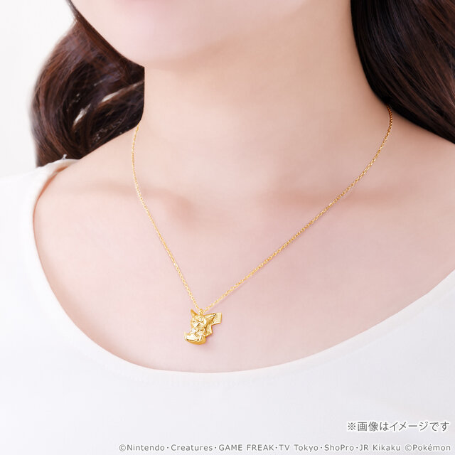 K18カビゴンが99万円！『ポケモン』30周年記念ネックレス全5種が予約受付中、ダイヤモンドを持ったピカチュウやコイキングの“はねる”も