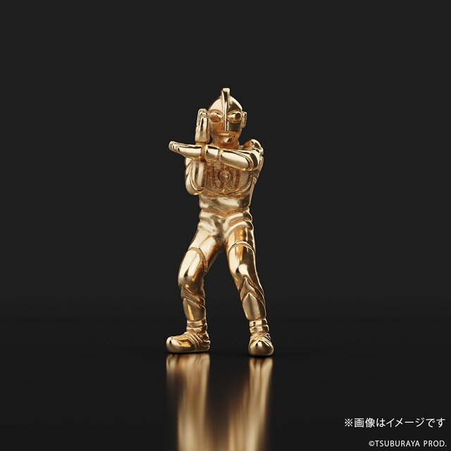 約1cmの18金にスペシウム光線ポーズを精巧に再現した「ウルトラマン」ミニフィギュア