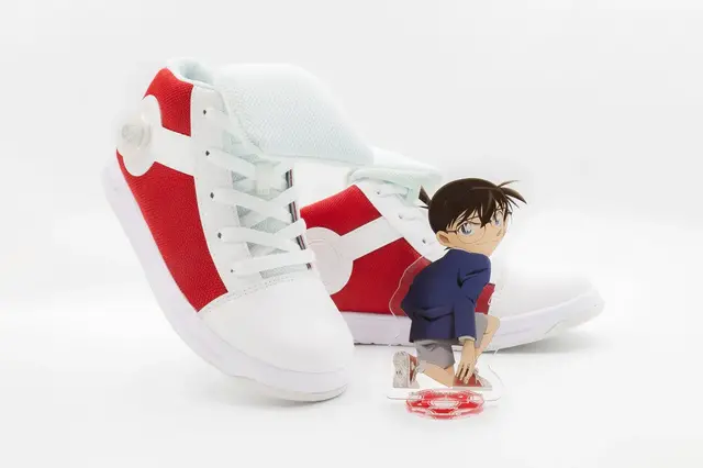 あの“キック力増強シューズ”が現実に…！「名探偵コナン」×「瞬足」コラボがアニメ30周年記念のアクスタ付きで再販