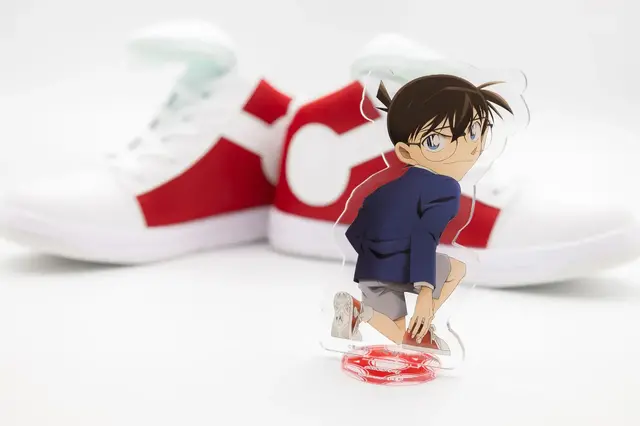 あの“キック力増強シューズ”が現実に…！「名探偵コナン」×「瞬足」コラボがアニメ30周年記念のアクスタ付きで再販