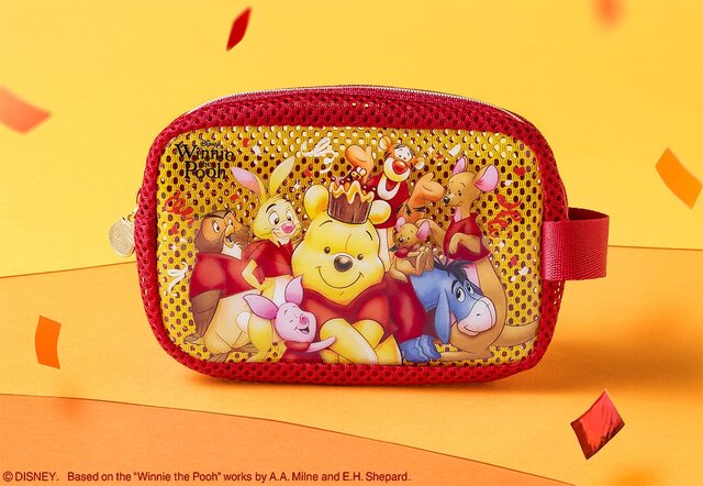 「くまのプーさん」ぷくぷくしたシール付きの可愛い「はちみつケーキ」! ピンズ、トートバッグなどが原作デビュー100周年お祝いで販売