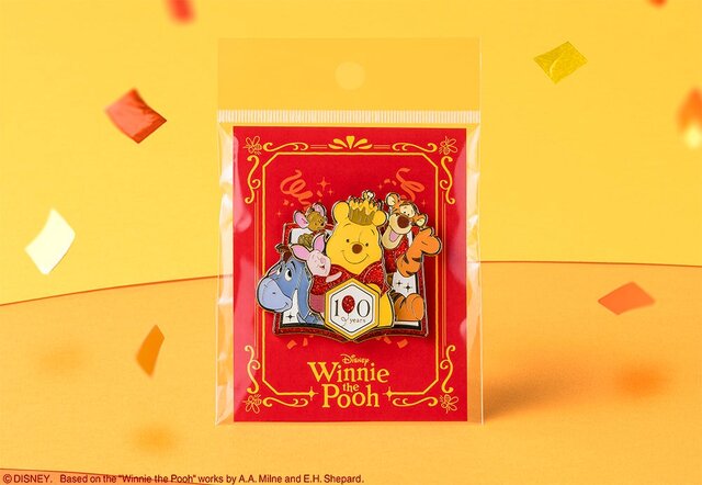 「くまのプーさん」ぷくぷくしたシール付きの可愛い「はちみつケーキ」! ピンズ、トートバッグなどが原作デビュー100周年お祝いで販売
