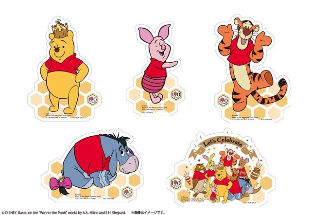 「くまのプーさん」ぷくぷくしたシール付きの可愛い「はちみつケーキ」! ピンズ、トートバッグなどが原作デビュー100周年お祝いで販売