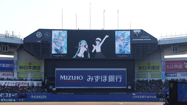 ホロライブ・星街すいせいが“105キロ”のストライク投球！ 千葉ロッテvsソフトバンク戦で「初音ミク」とファーストピッチセレモニーに登場