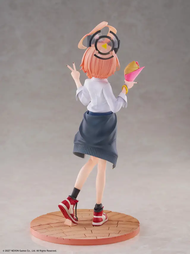 『ブルアカ』満面の笑みを浮かべる「ネル（制服）」が可愛すぎる！クレープ片手にピース、EXPO満喫のメモロビを1/7フィギュアで完全再現