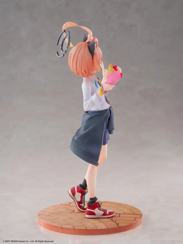『ブルアカ』満面の笑みを浮かべる「ネル（制服）」が可愛すぎる！クレープ片手にピース、EXPO満喫のメモロビを1/7フィギュアで完全再現