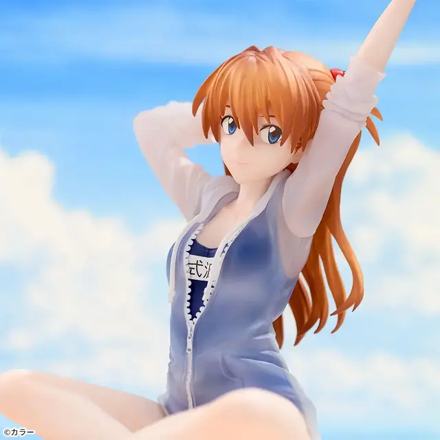 スク水姿が眩しい！「ヱヴァ」より「アスカ」プライズフィギュアが10月9日順次展開、座って伸びをするポーズで立体化