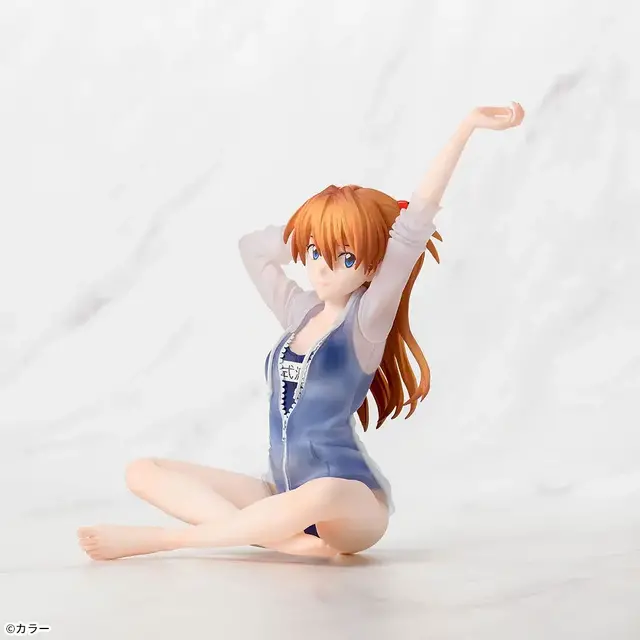 スク水姿が眩しい！「ヱヴァ」より「アスカ」プライズフィギュアが10月9日順次展開、座って伸びをするポーズで立体化