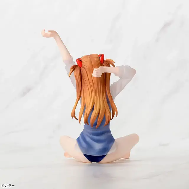 スク水姿が眩しい！「ヱヴァ」より「アスカ」プライズフィギュアが順次展開、座って伸びをするポーズで立体化