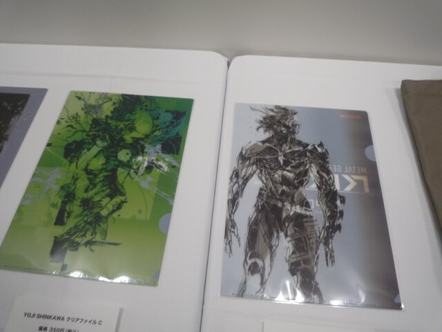 『MGS』のアートディレクター新川洋司による展示会が開催中、初日から多くのファンが駆けつける