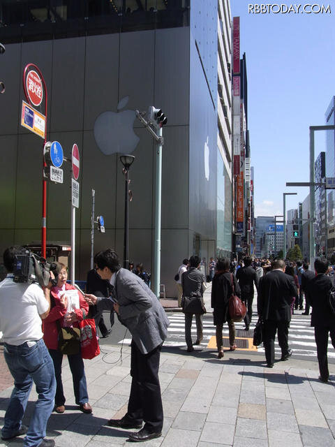 購入後の感想を尋ねる報道陣の姿も 購入後の感想を尋ねる報道陣の姿も