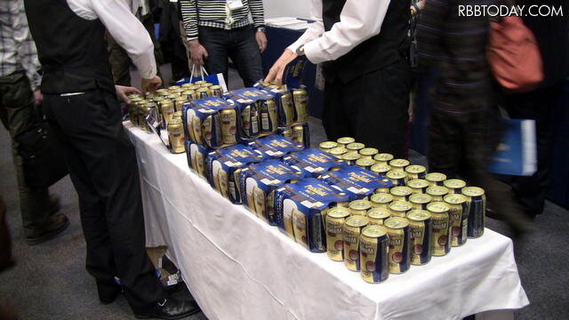 パーティーセッションではビールと食事が振る舞われた