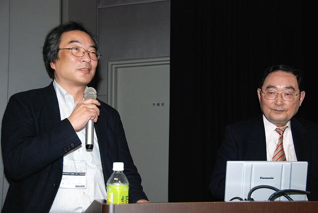 「パックマン」の岩谷徹氏（左）と、「ゲームマシン」の赤木真澄氏（右）