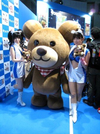 今回初出展ながら大活躍だったコロプラのクマ。ステージショウではモデルさんと一緒にコロプラダンスをピコピコ踊っていて超カワイイ！カメラマンにも大人気でした。