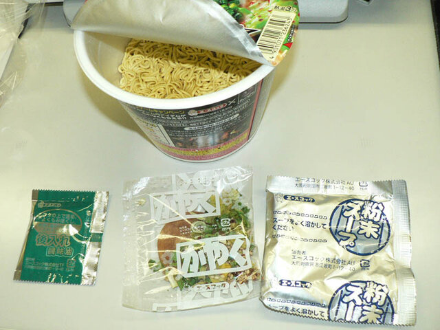 アイテムチケット同梱の「北斗の拳ONLINE大盛り漆黒の豚骨ラーメン」、エースコックから