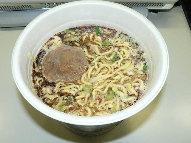 アイテムチケット同梱の「北斗の拳ONLINE大盛り漆黒の豚骨ラーメン」、エースコックから