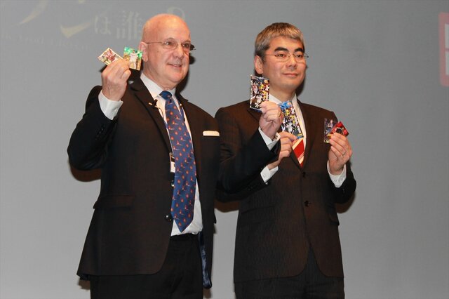 Panini S.p.AのPeter Warsop氏（左）、バンダイの川田裕二氏（右）