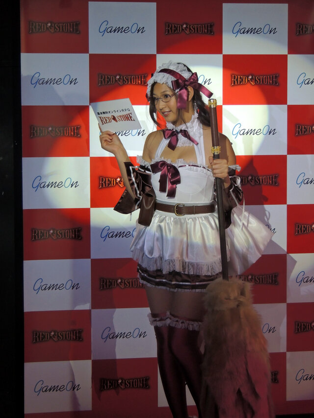 美しい谷間に思わずドキッ！佐山彩香さんら美女が登場した『RED STONE』カンファレンスの模様を写真でチェック