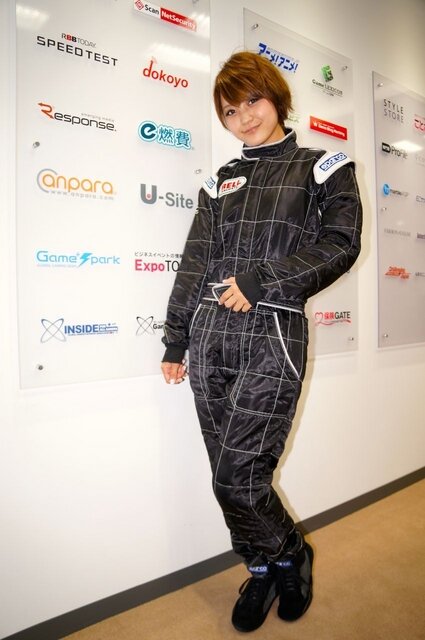 『GRID Autosport』で元レースクイーンと対戦！ 「桃んが」が編集部にやってきた
