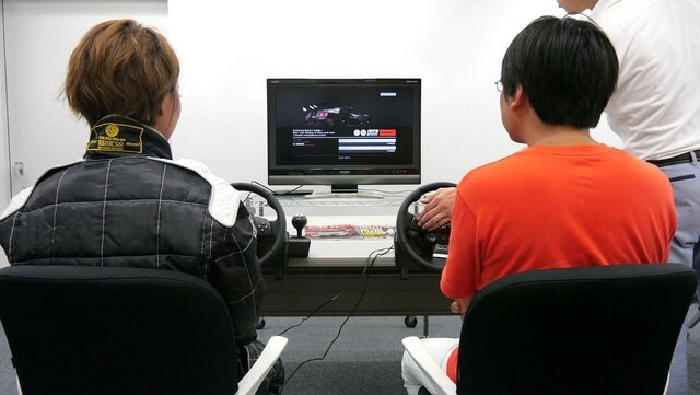 『GRID Autosport』で元レースクイーンと対戦！ 「桃んが」が編集部にやってきた