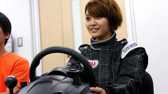 『GRID Autosport』で元レースクイーンと対戦！ 「桃んが」が編集部にやってきた