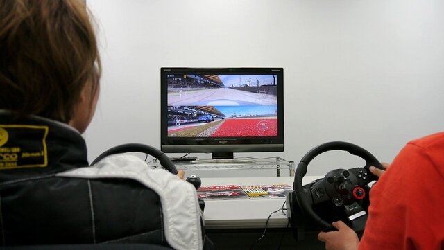 『GRID Autosport』で元レースクイーンと対戦！ 「桃んが」が編集部にやってきた