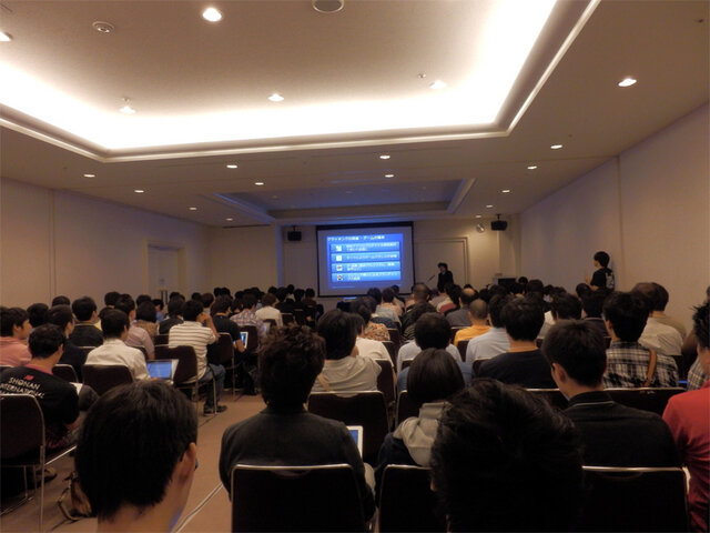 パートナーのバーチャルコミュニケーションズが行ったCEDEC2014 講演の様子.立ち見が出るほどの盛況であった。