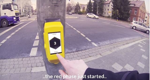 信号無視が減るかも？信号機に卓球ゲーム『Pong』を設置する企画がドイツで