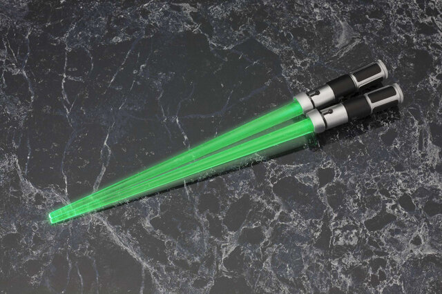 LEDで光る“ライトセーバー”のお箸、第2弾に「ヨーダ」と「メイス・ウィンドゥ」
