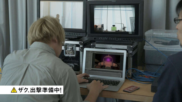 ザク、東京に立つ！？ 「シャア専用ザク」がビルを急襲する実写映像が公開